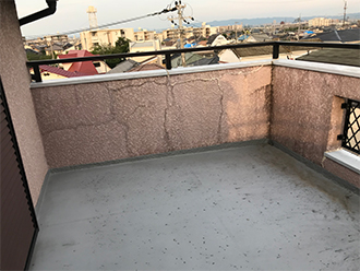 手摺壁にひび割れのあるバルコニー