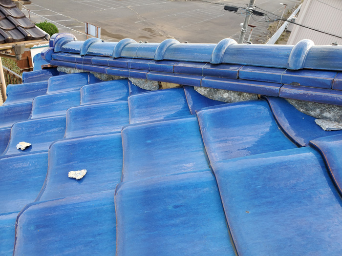 屋根に漆喰が剥がれて落ちている