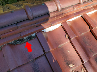 漆喰が経年劣化で変色している