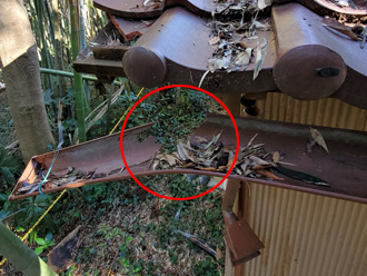 秦野市名古木宮ノ前で空き家の屋根調査で瓦の割れや雨樋破損の確認