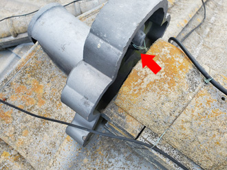 鬼瓦が外れかかっている