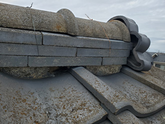 棟瓦の漆喰が剥がれている