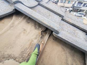 横浜市鶴見区北寺尾でセメント瓦の屋根の雨漏り原因調査から防水紙の劣化が発覚