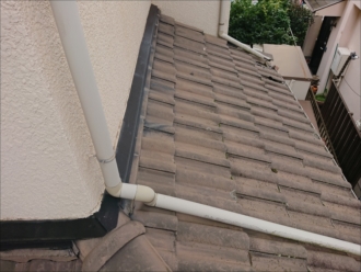 セメント洋瓦で葺かれた下屋根から雨漏り発生