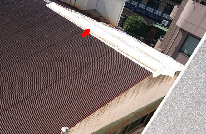 葛飾区亀有で社屋の屋根が強風で飛散し天井から雨漏り