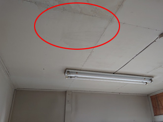 社屋の天井から雨漏り