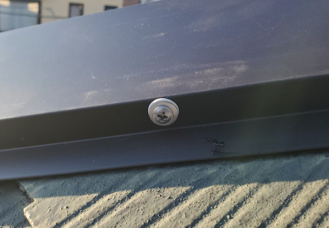 ビスで棟板金をしっかり固定