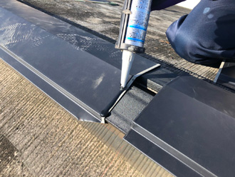 横浜市泉区和泉中央北の傷んだ棟板金の交換工事はガルバリウム鋼板を使用しました