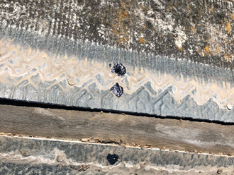 棟板金交換工事　コーキングで穴を埋める