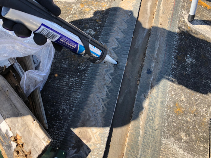 棟板金交換工事　以前の釘穴を埋める