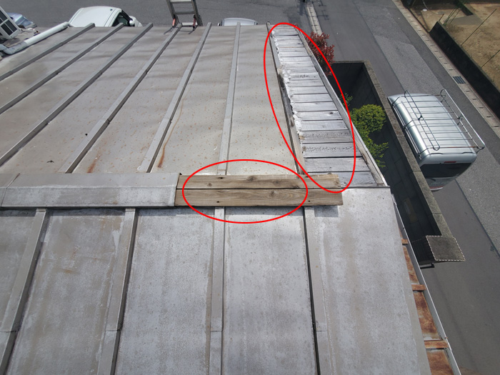 立川市砂川町で台風被害から瓦棒屋根の板金飛散と屋根の部分葺き直し工事の様子