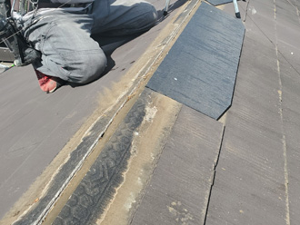 古い棟板金の撤去