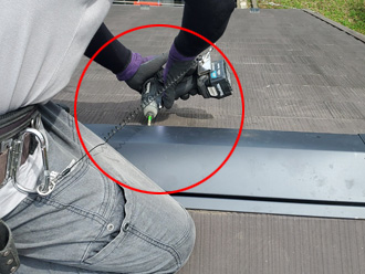 ステンレスのビスで固定