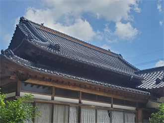 瓦屋根の全景