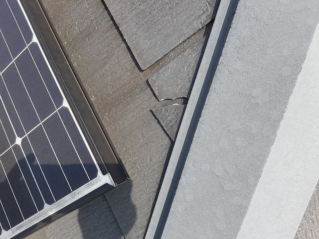 板金に接地しているスレート瓦の欠け