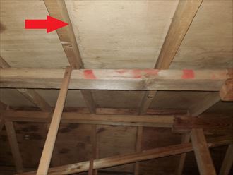 野地板にできた雨染み