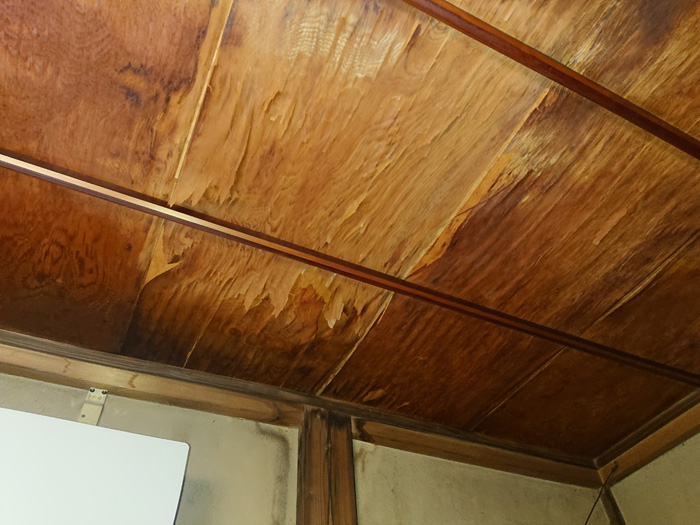 横浜市緑区長津田みなみ台で台風による強風から瓦が剥がれて雨漏り発生