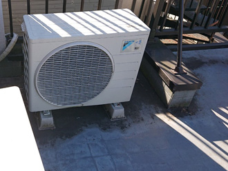 陸屋根の室外機の下が汚れている