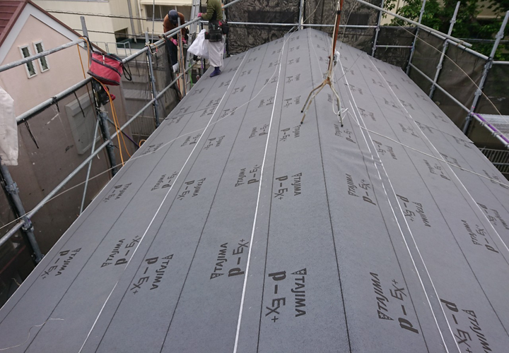 ロール状になっている改質アスファルトルーフィングを軒先から転がして敷いていきます！