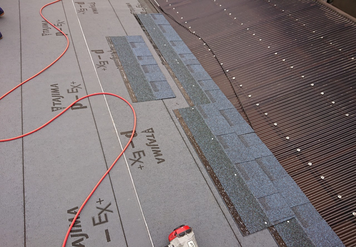 オークリッジスーパーはスターターと呼ばれる部分を軒先の水切り板金に合わせて上に重ね釘で止めます！