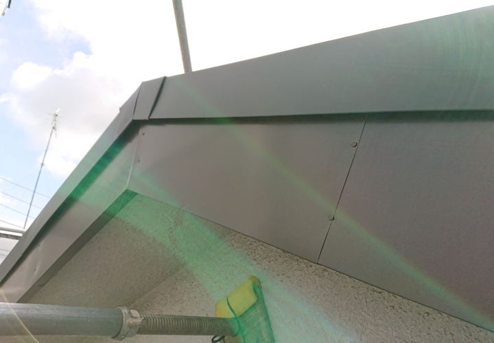 破風の厚みやタレ、内側のかえし全てピタリと納まるように取り付けました！