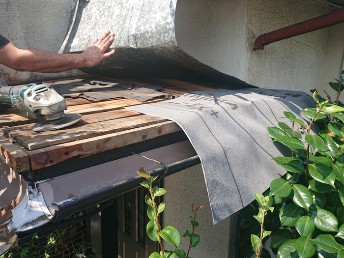 庇の葺き替え工事　板金撤去