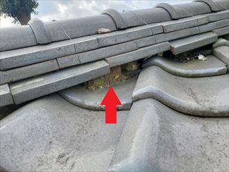 漆喰の剥がれと瓦のずれ