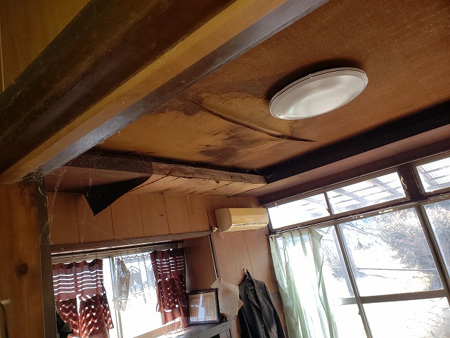さいたま市見沼区にて雨漏りによって天井に染みが出来たお宅に現地調査に伺いました