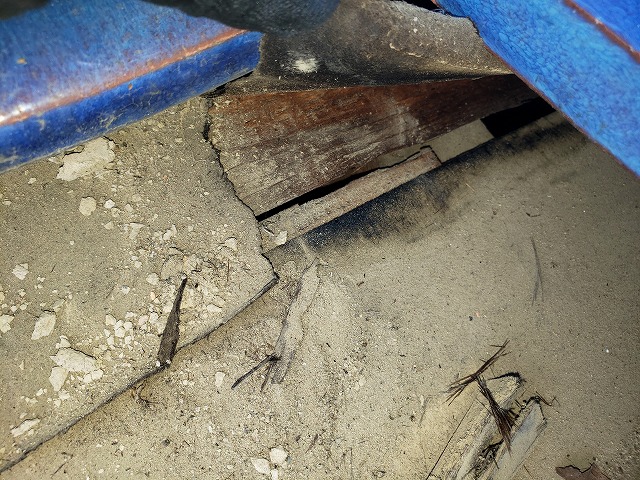屋根防水紙の破れ、周囲に雨染みが発生しています。