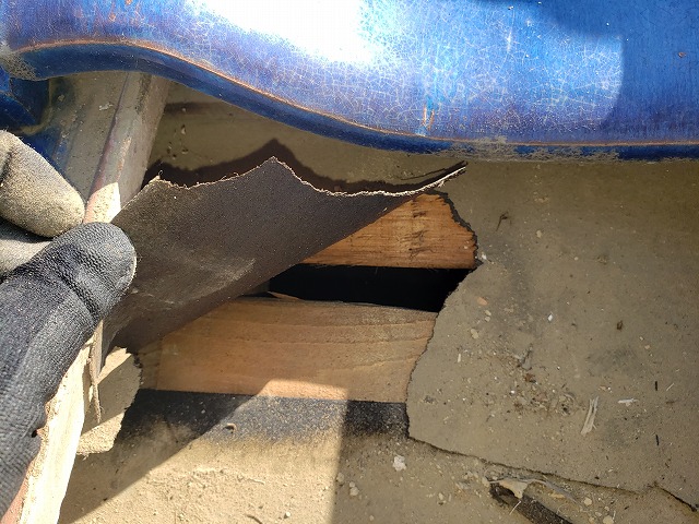 屋根防水紙の破れ