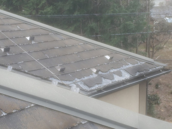 パミールの劣化事例です。剥離が進むと瓦材そのものが消失してしまう程に劣化します。