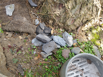 屋根から落下した漆喰