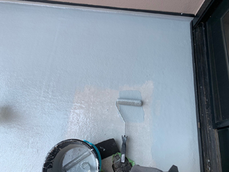 バルコニーの防水工事　ウレタン防水材を重ね塗り