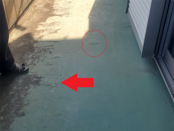 防水層表面の亀裂と塗膜膨れ