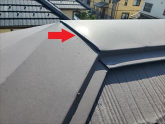 棟板金の継ぎ目