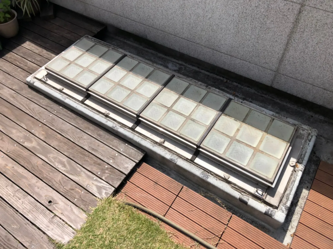 陸屋根に取り付けられたトップライトから雨漏り発生