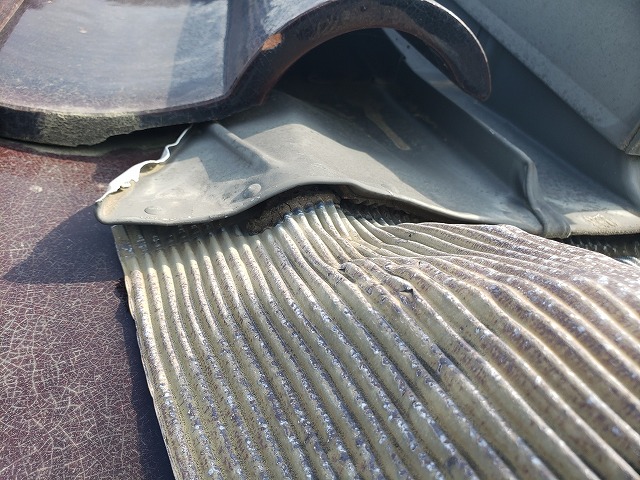 天窓と瓦屋根補修カ所に隙間