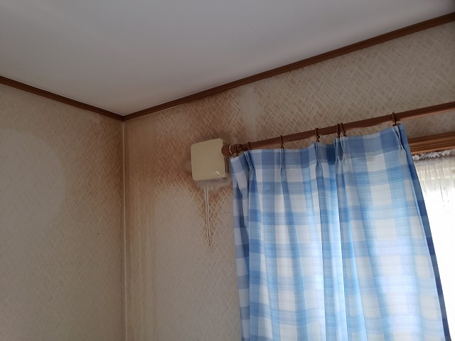 さいたま市岩槻区にて換気扇周りに染みができ、雨漏りしてしまったお家に現地調査にお伺いしました。