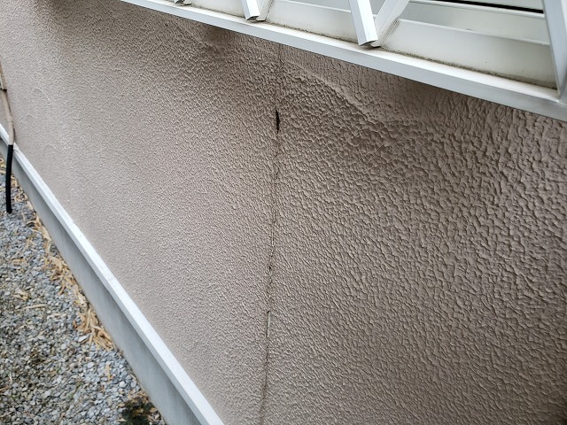 外壁ひび割れ。大きくひび割れてしまっています。