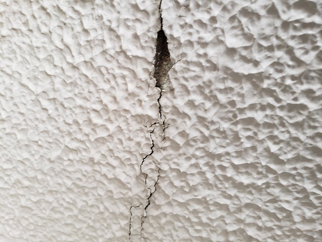 外壁ひび割れ箇所。ひびに加え、縁が欠けてしまっている箇所もあります。