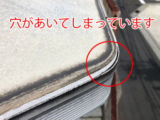 出窓のパッキンに穴が