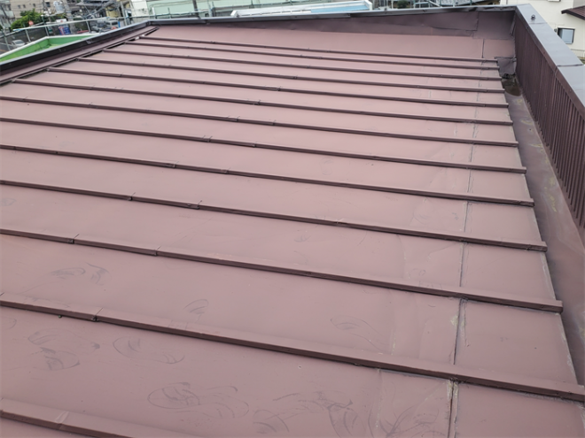 千葉市緑区土気にて瓦棒屋根の錆びによる穴あきが起こした雨漏りの応急処置対応を実施