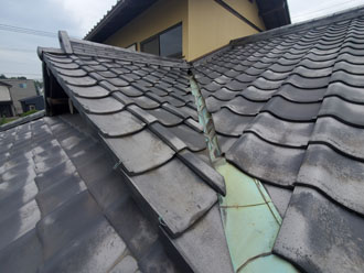 銅製の谷板金が劣化し雨漏りを引き起こしていました