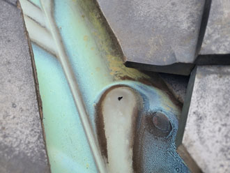 谷板金には穴が開いていました