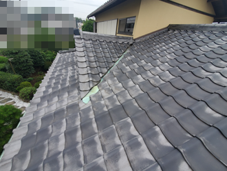 リビング直上の瓦屋根