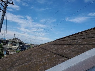 棟板金が外れてしまっている写真です。内部木材が露出しています。