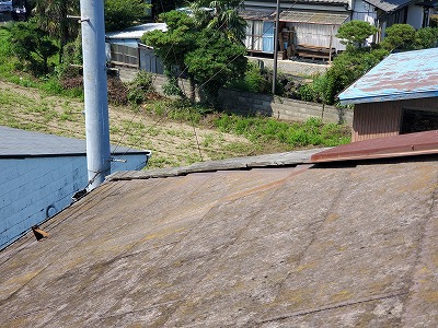 板金が外れてしまった写真です。内部木材が傷んでいる様子が確認できます。