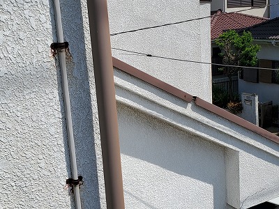 ケラバの板金がずれている写真です。