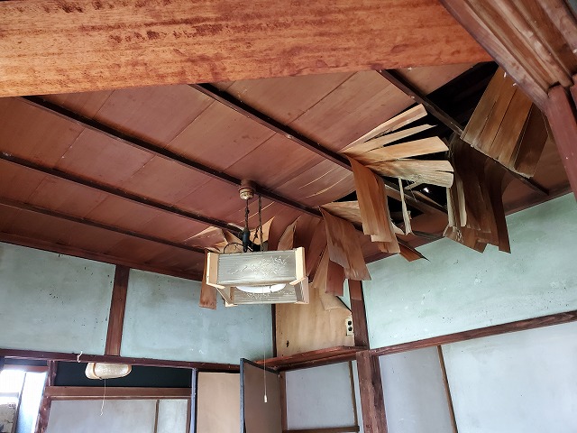 室内の天井が大きく剥がれてしまっている状態です。
