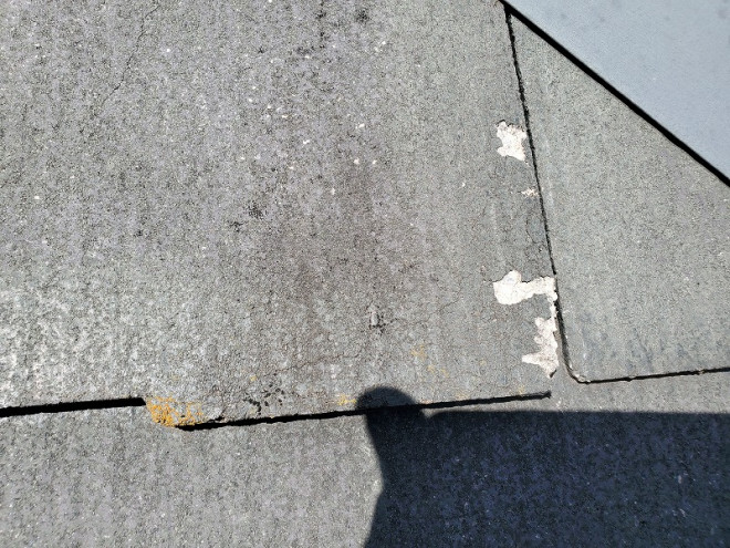 コロニアルネオの代表的な劣化事例です。ひびの他、隅がグズグズになるような形で劣化してきます。